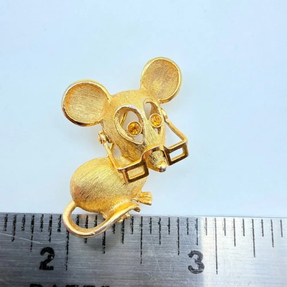 Avon Spectacular Mouse 1973 Brooch Pin Moveable Eyeglasses Goldtone Crystal Eyes